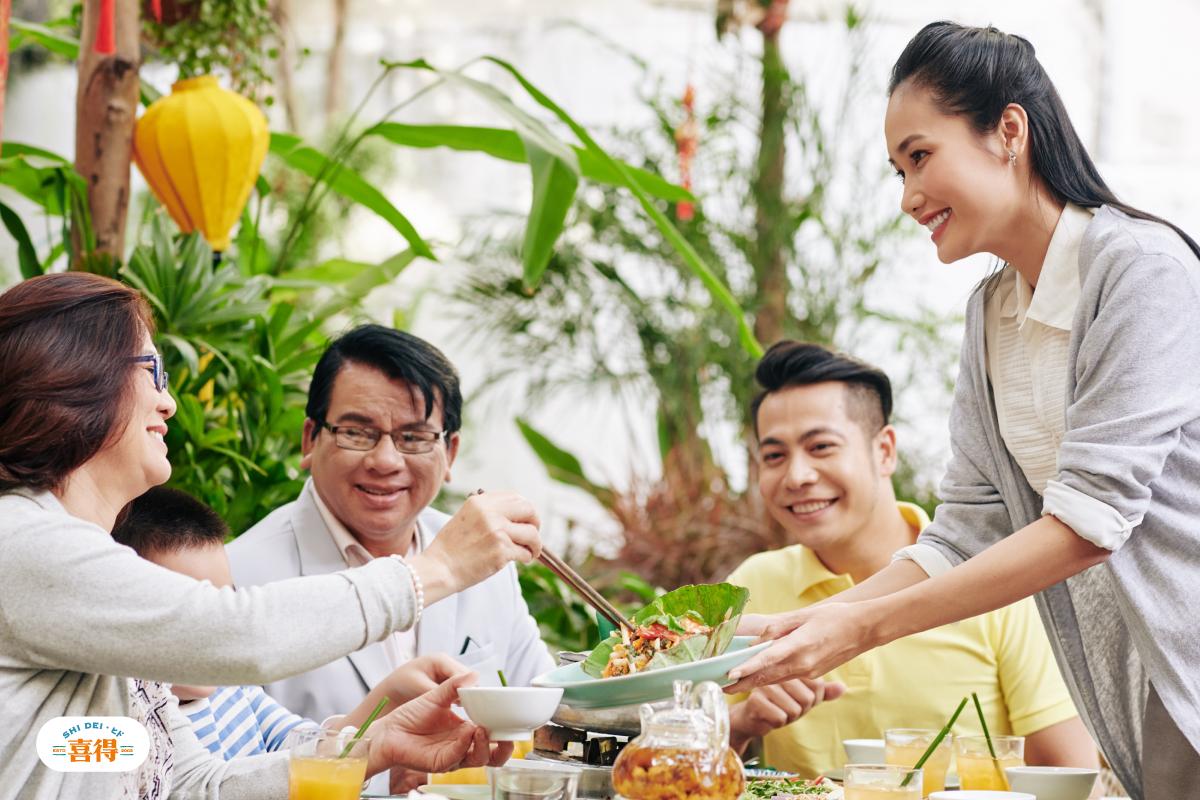 台灣家庭一起吃著早午餐，有爺爺、奶奶、爸爸、媽媽和小朋友一起吃著豐盛的早午餐，左下角有喜得的LOGO