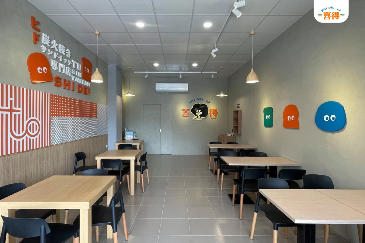右上角有喜得的logo，圖片是喜得的日系店面，讓人放鬆的空間，牆面上有喜得吉祥物炭炭